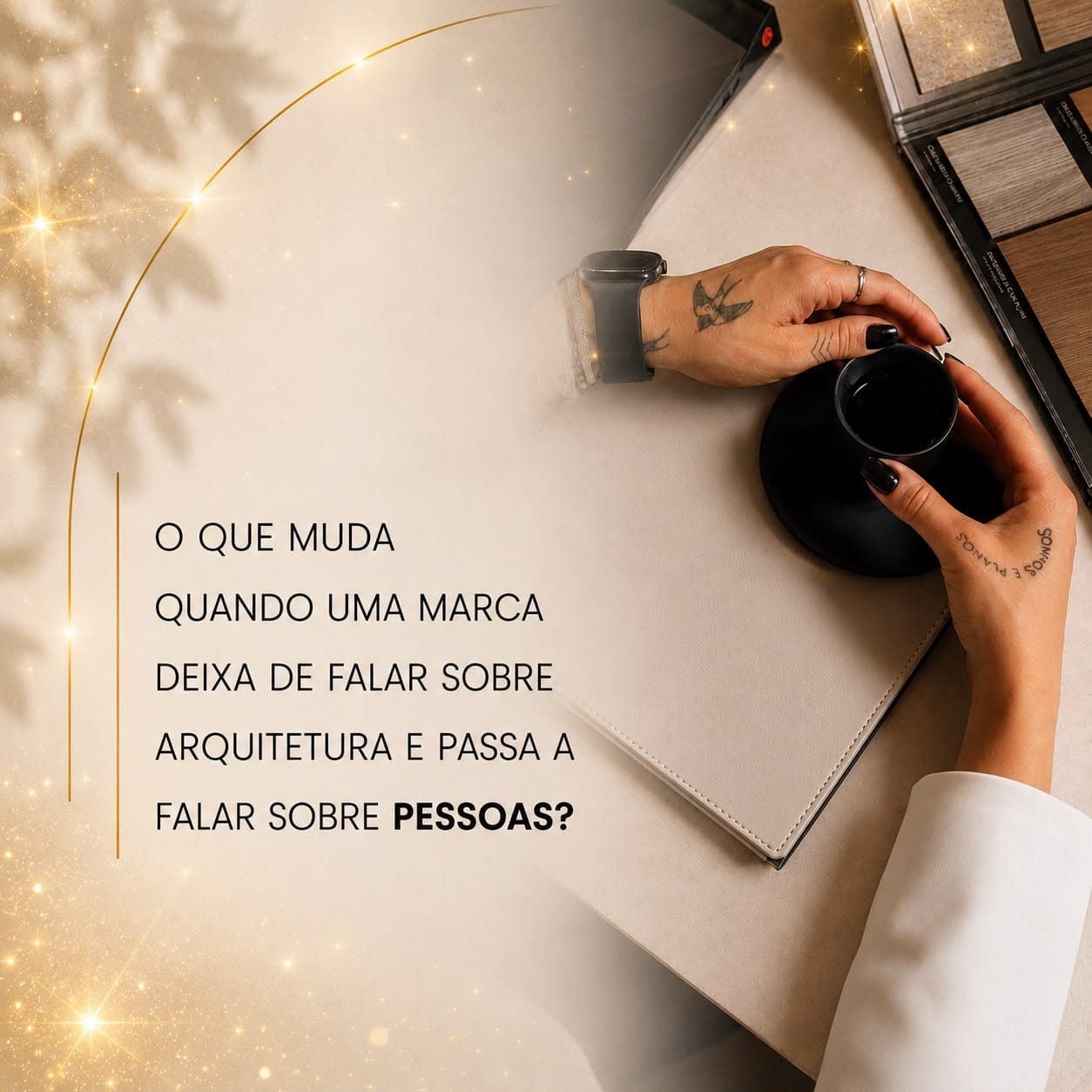 Mesa de trabalho com materiais de arquitetura e a frase sobre arquitetura falar sobre pessoas